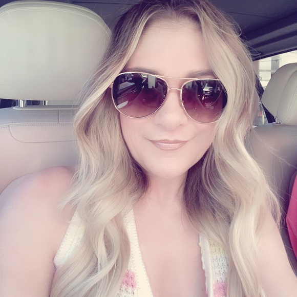 Meet your Posher Danielle - Picture 1 of 7